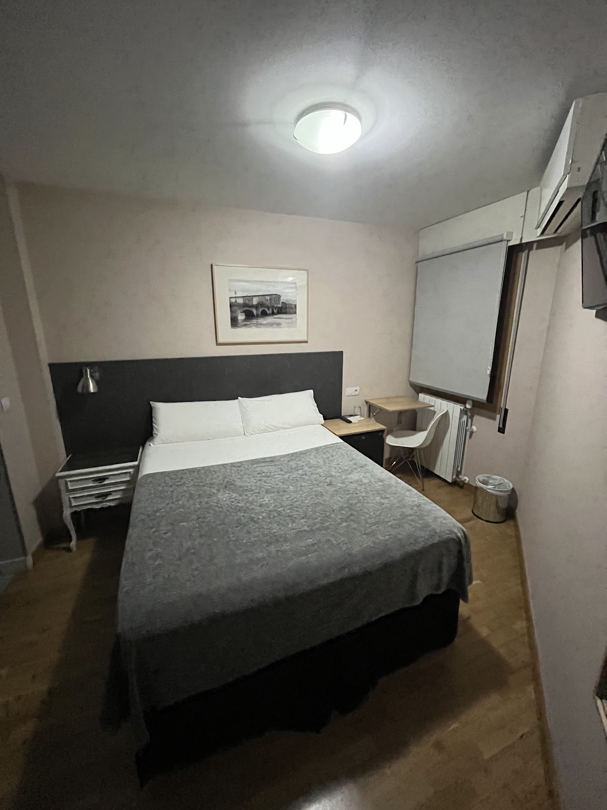 Pensión Laurel - Auto Check-in photo 7, guesthouse accommodation in Logroño on the Camino Frances