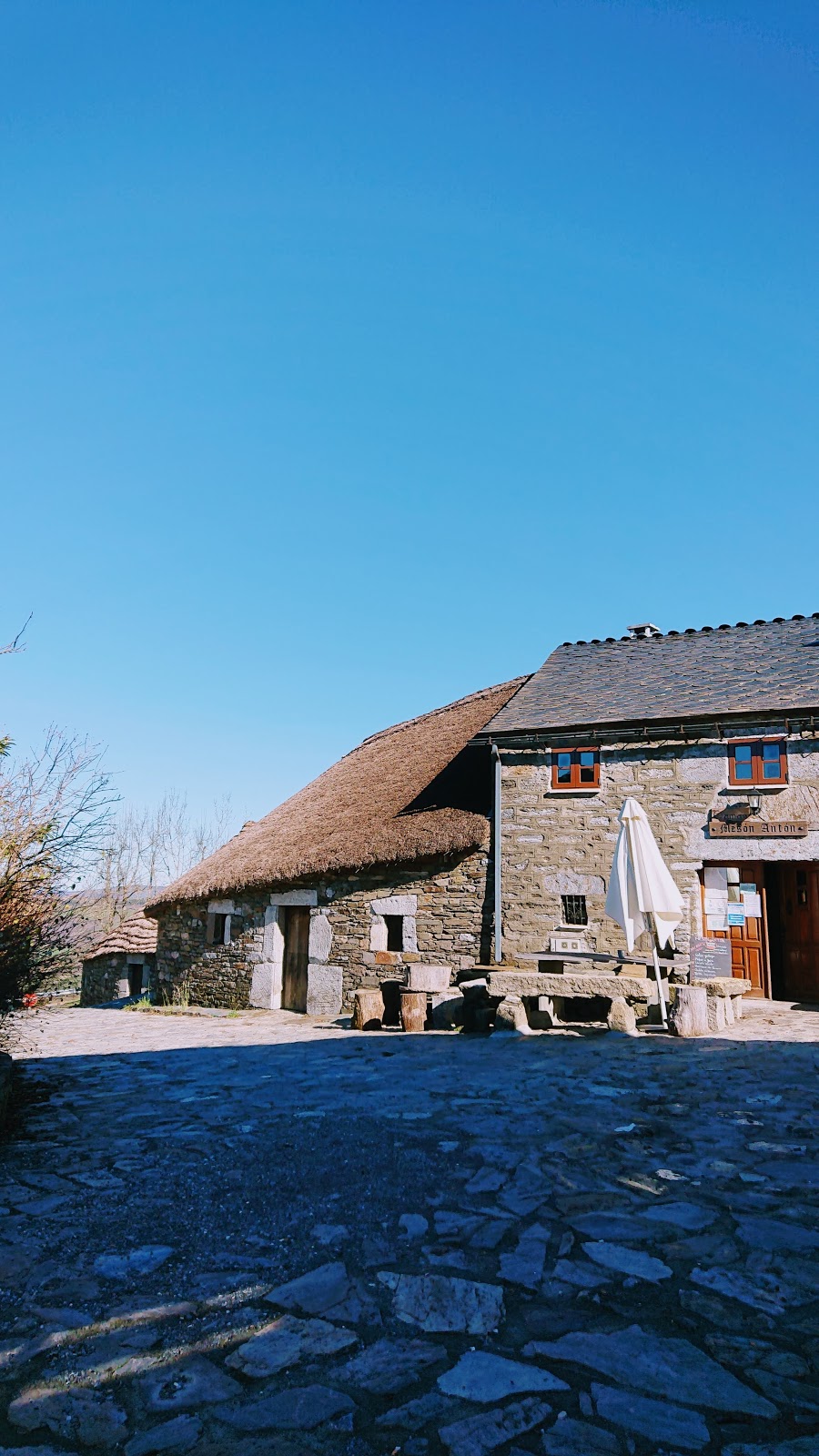 Casa Antón O Cebreiro, guesthouse accommodation in O Cebreiro on the Camino Frances
