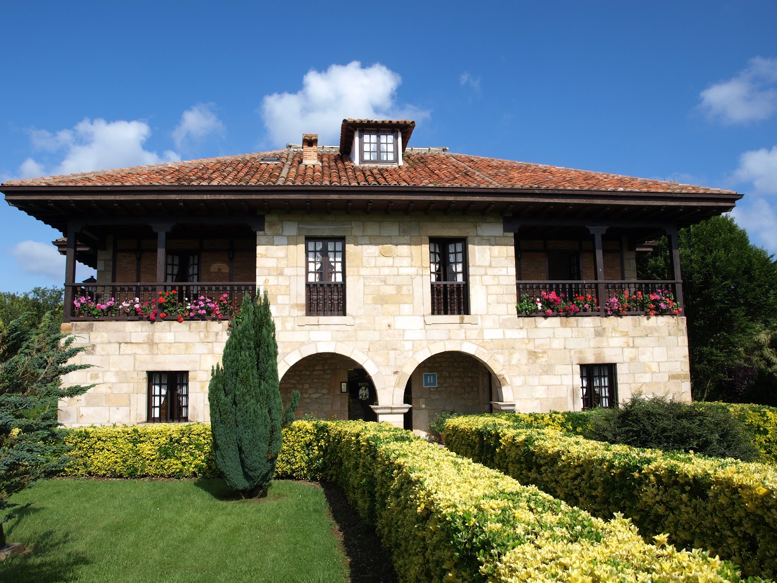 Hotel Siglo XVIII, hotel accommodation in Santillana del Mar on the Camino del Norte