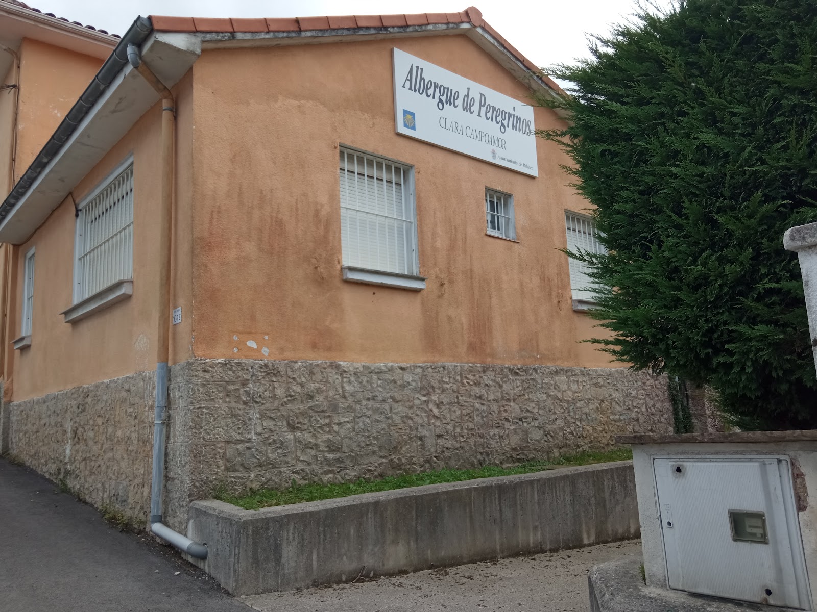 Albergue de peregrinos Clara Campoamor, albergue accommodation in Requejada on the Camino del Norte