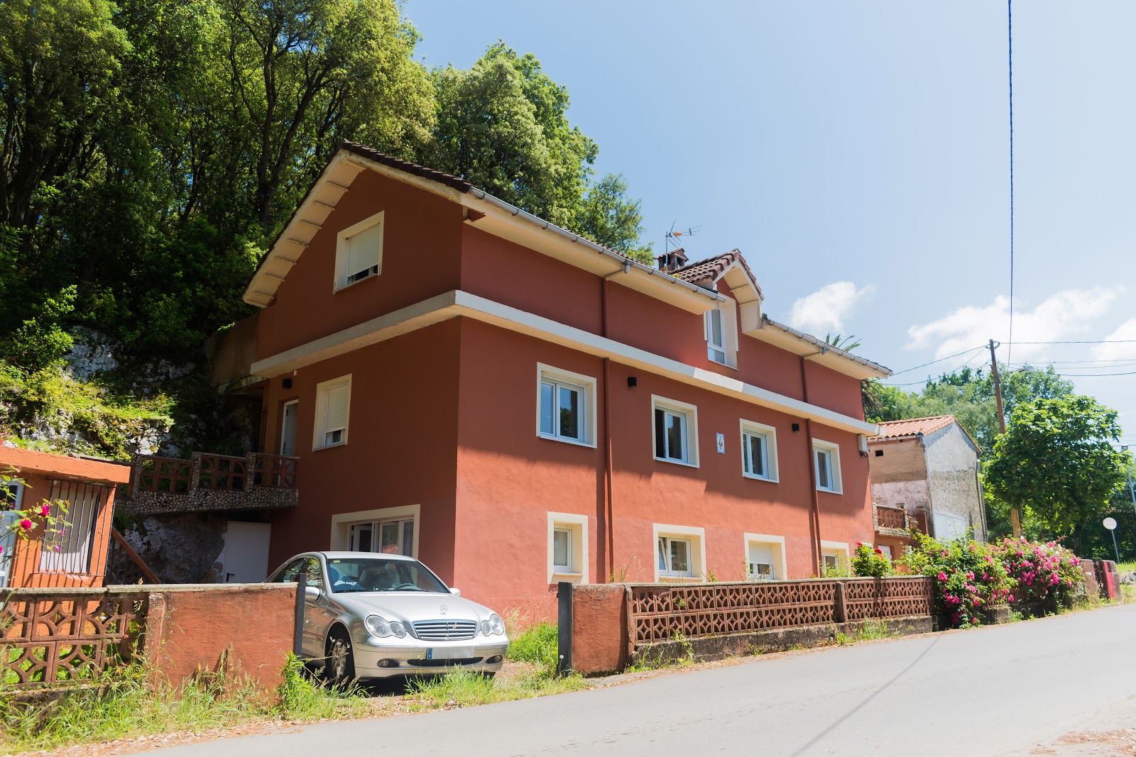 Apartamentos La Cueva de Villahormes, villa accommodation in Villahormes on the Camino del Norte