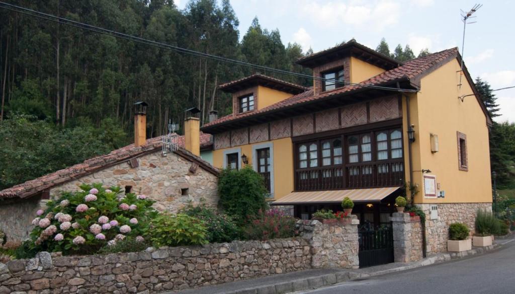 Hotel rural La Llastra, hotel accommodation in Nueva on the Camino del Norte