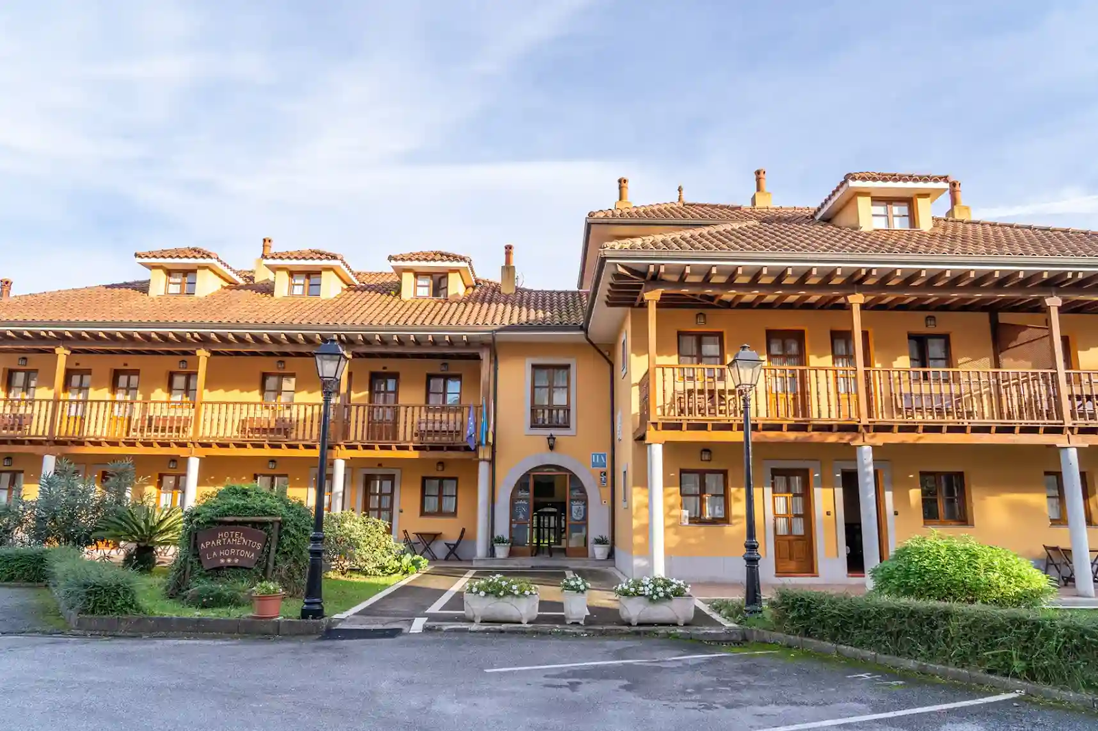 Hotel Apartamentos la Hortona, hotel accommodation in Soto de Luiña on the Camino del Norte