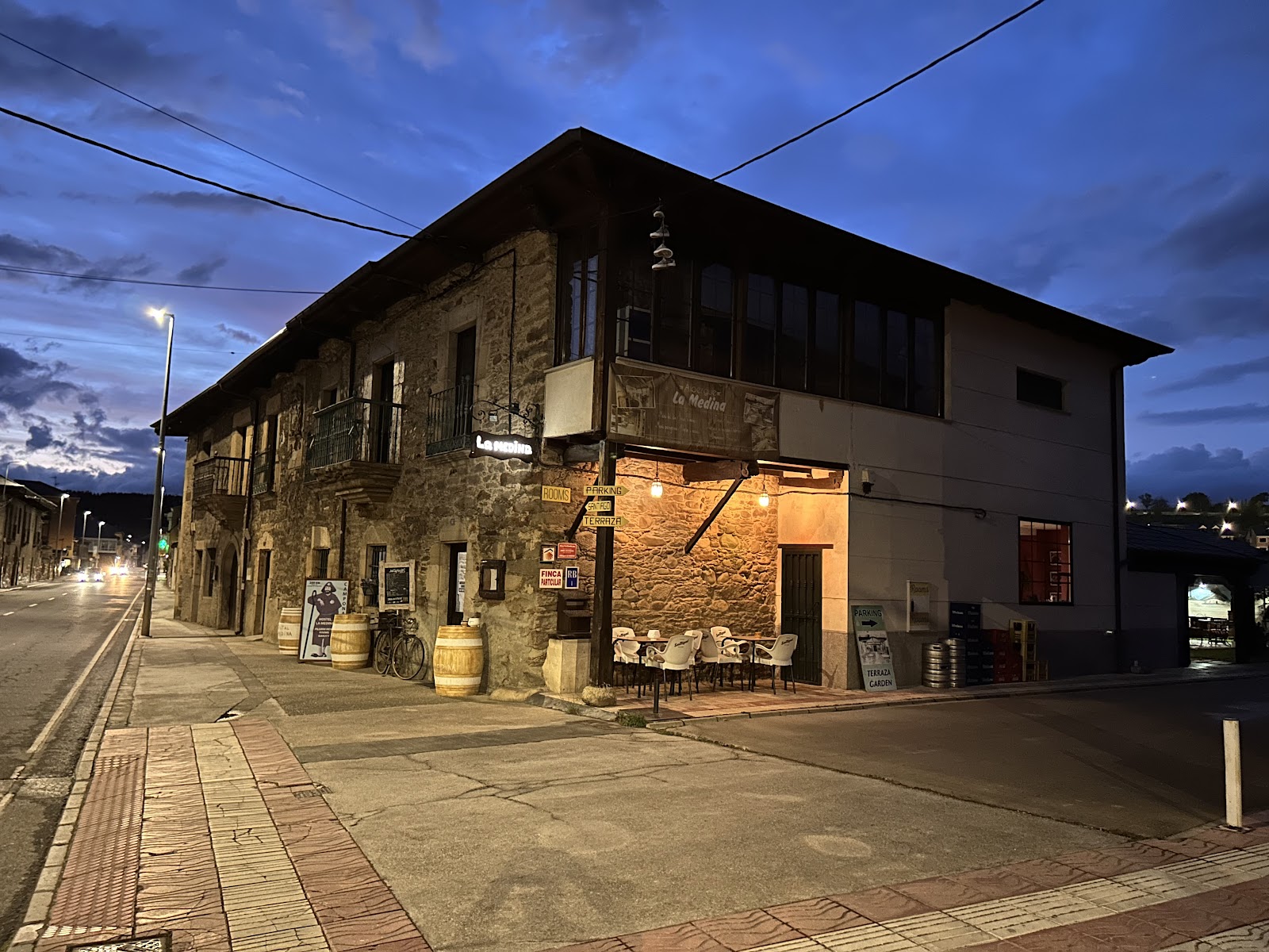 Hostal La Medina Camponaraya, hotel accommodation in Camponaraya on the Camino Frances