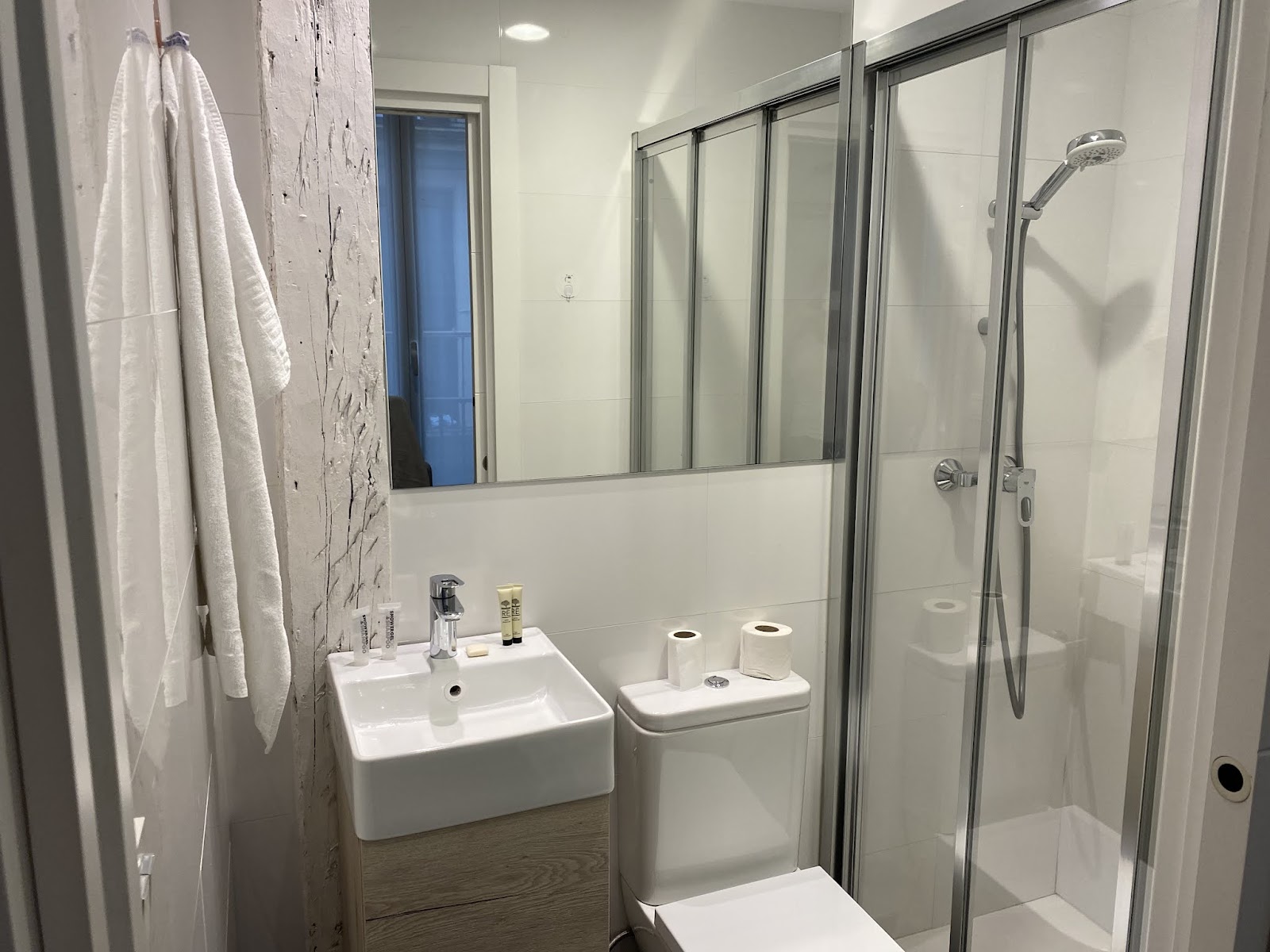 Central Roomss photo 7, guesthouse accommodation in San Sebastian on the Camino del Norte