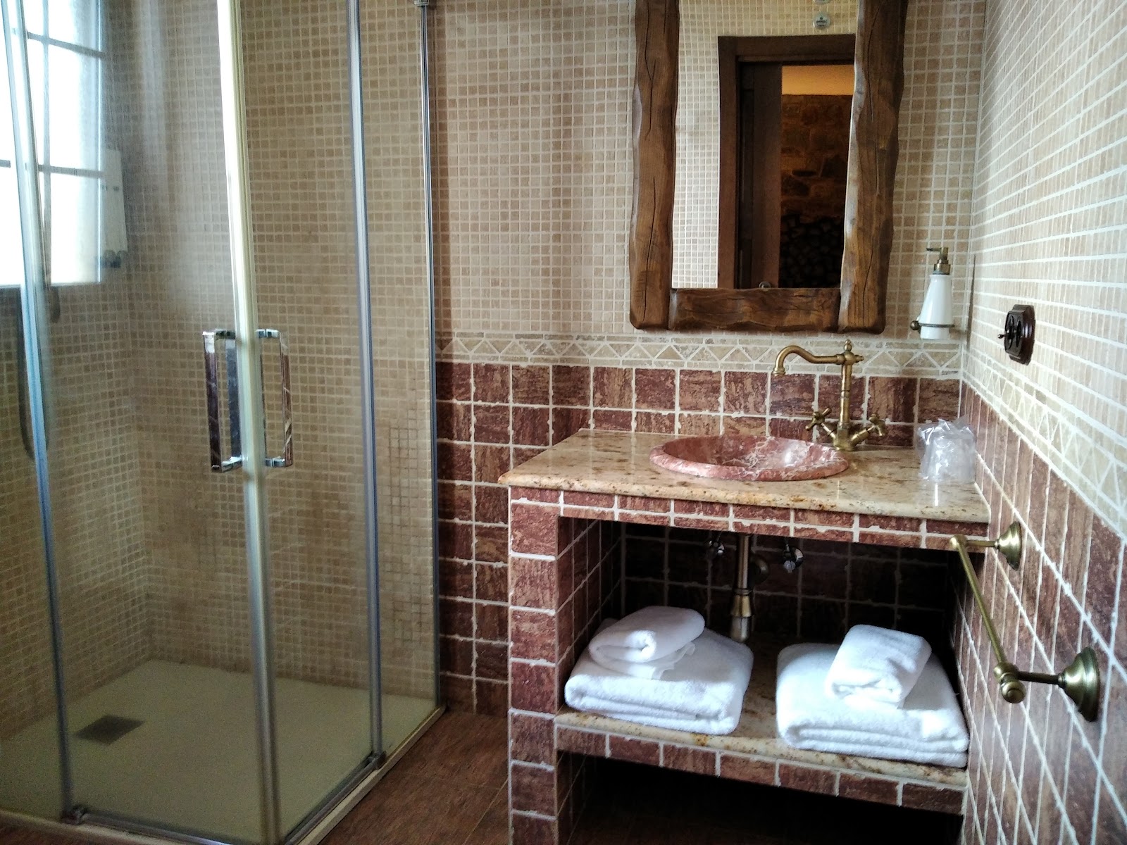 La Casa del Peregrino photo 10, hostel accommodation in El Acebo on the Camino Frances