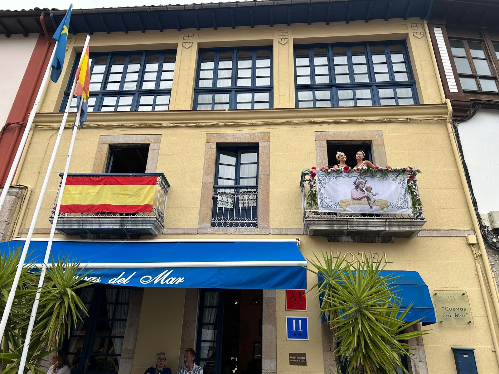 Hotel y Apartamentos Cuevas del Mar, hotel accommodation in Nueva on the Camino del Norte