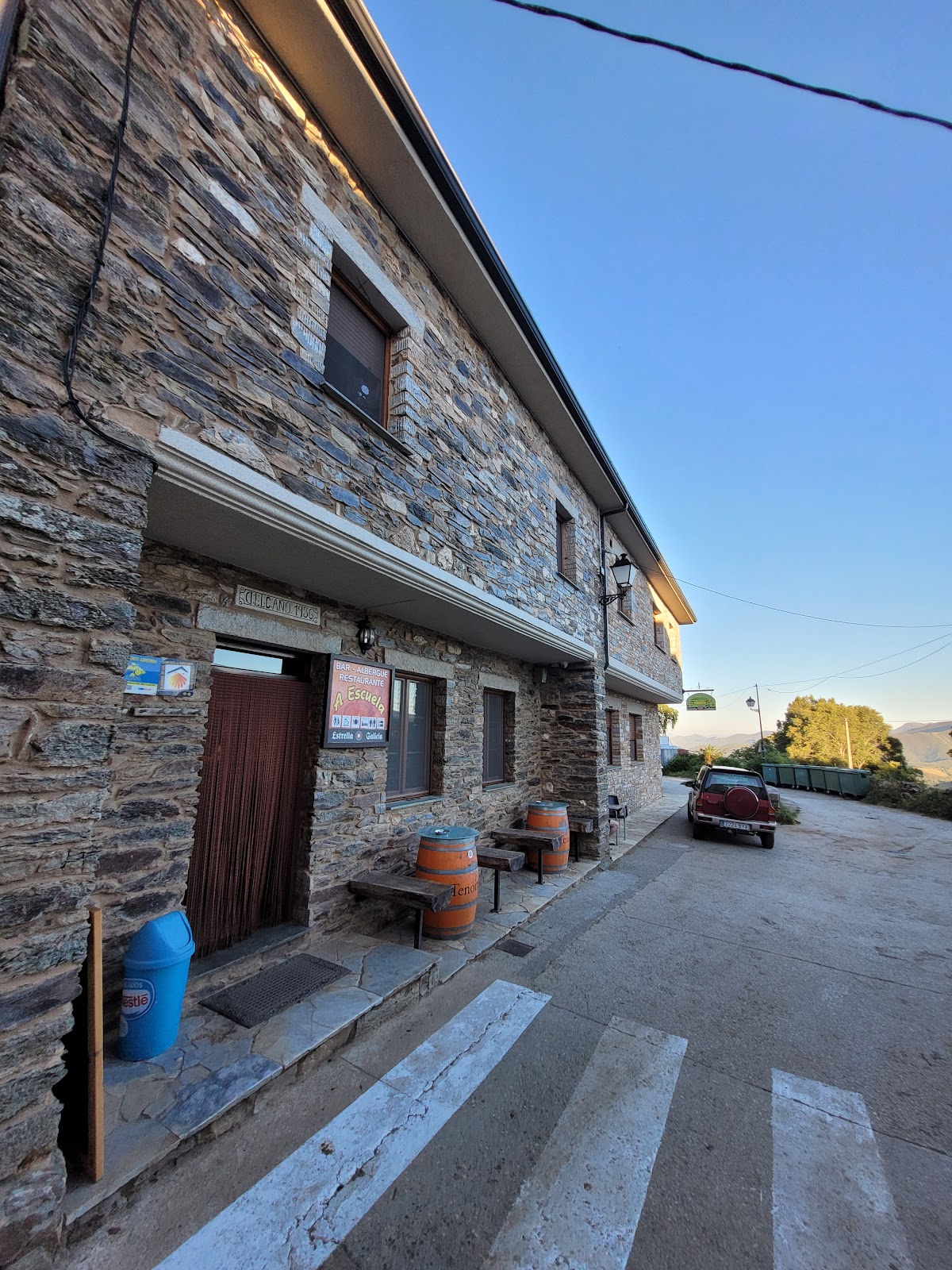 Bar Albergue La Escuela, hostel accommodation in Laguna de Castilla on the Camino Frances