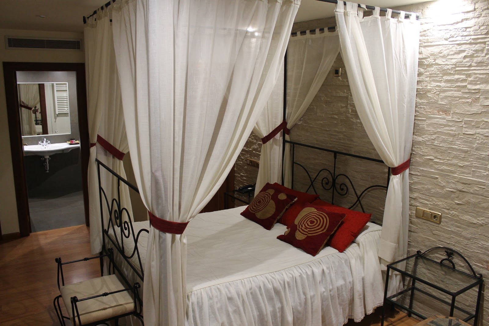 El Castillo, hotel accommodation in Ponferrada on the Camino Frances