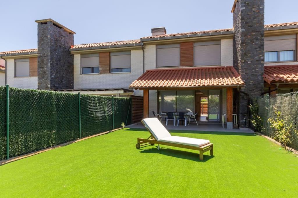 Chalet en Cirueña con Barbacoa, villa accommodation in Cirueña on the Camino Frances
