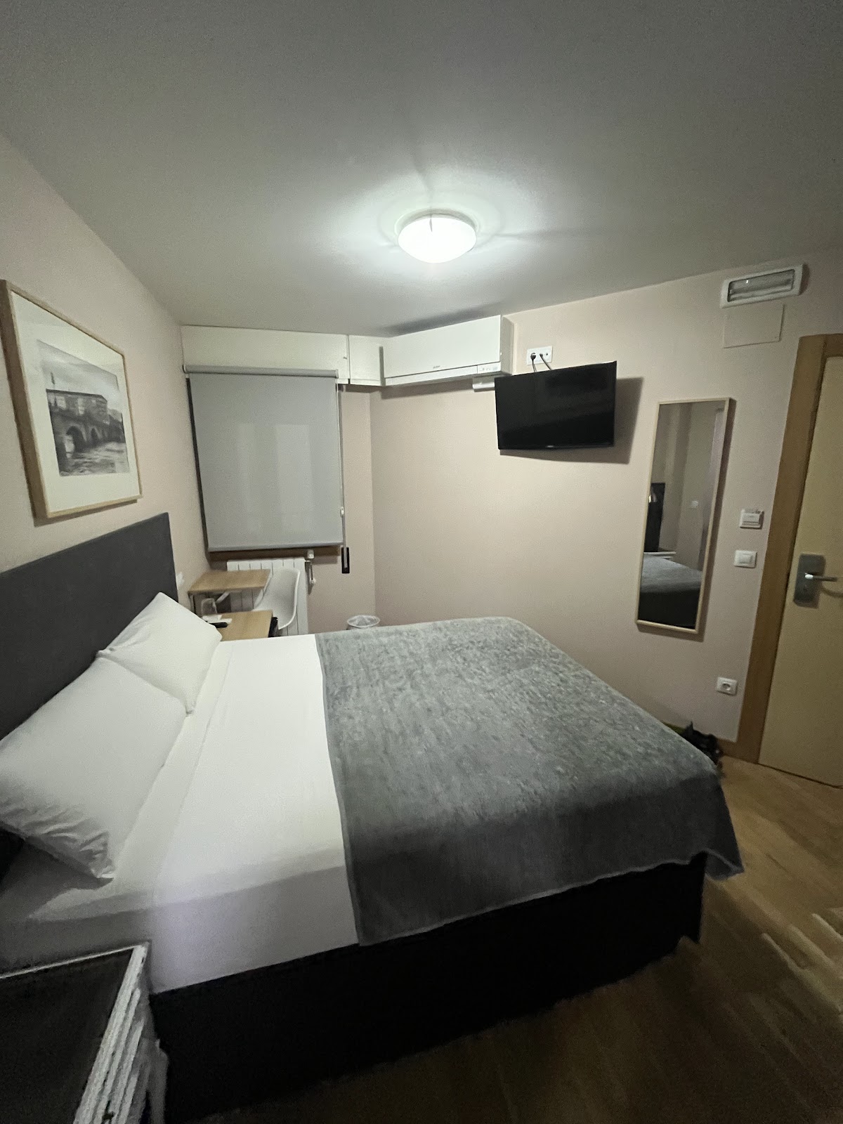 Pensión Laurel - Auto Check-in photo 9, guesthouse accommodation in Logroño on the Camino Frances