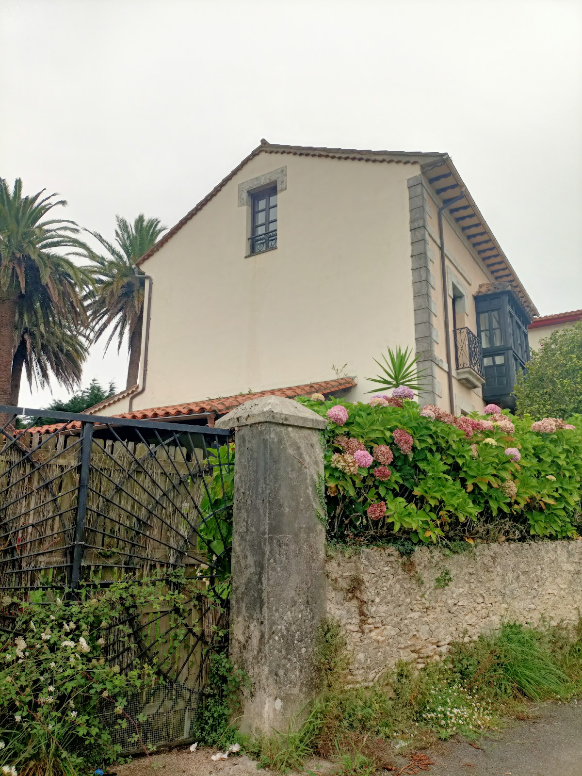 Vivienda Vacacional Las Palmeras, villa accommodation in Colombres on the Camino del Norte