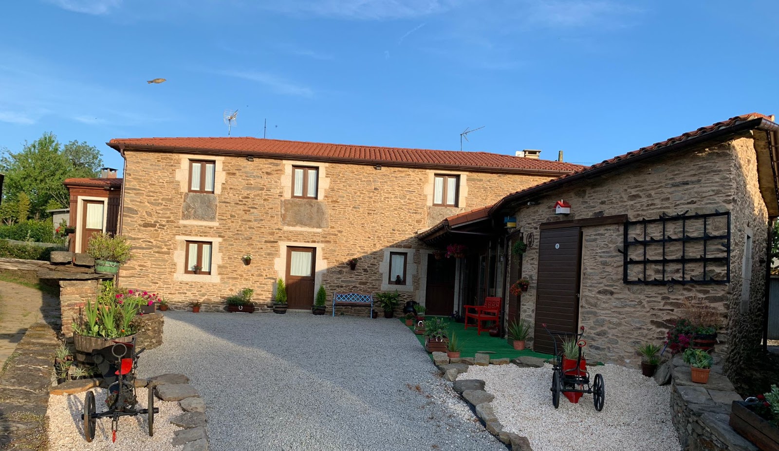 A Casa do Hórreo, accommodation listing in A Calle de Ferreiros on the Camino Frances