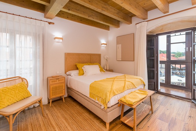 Apartamentos La Botica, apartment accommodation in Comillas on the Camino del Norte