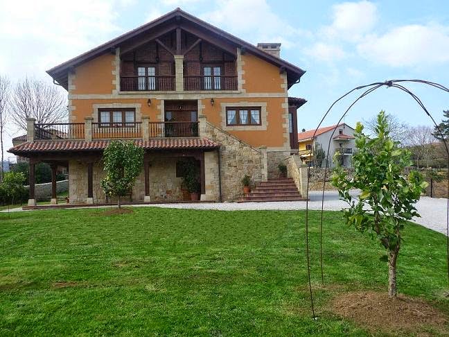 Apartamentos Altamira., apartment accommodation in Santillana del Mar on the Camino del Norte