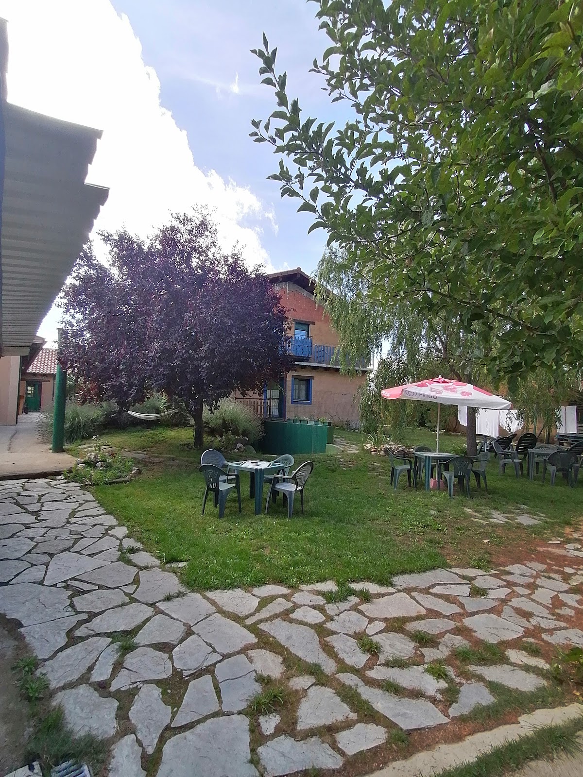 ALBERGUE peregrinos CASAFLOR, hostel accommodation in Murias de Rechivaldo on the Camino Frances