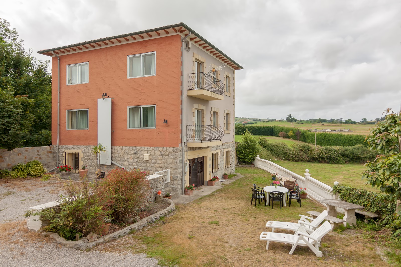 Alojamientos LCM, guesthouse accommodation in Capilla del Barrio Pereo on the Camino del Norte