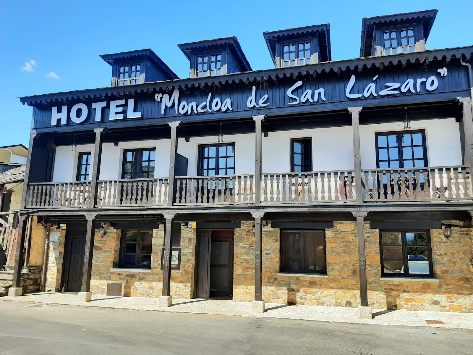 Moncloa de San Lazaro photo 3, hotel accommodation in Cacabelos on the Camino Frances