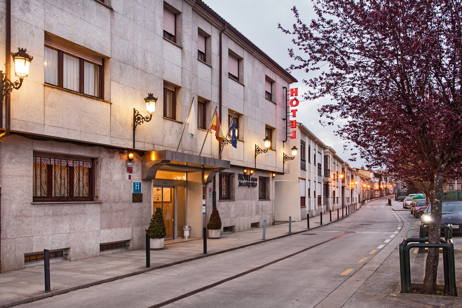 Hotel San Lorenzo, hotel accommodation in Santiago de Compostela on the Camino Frances