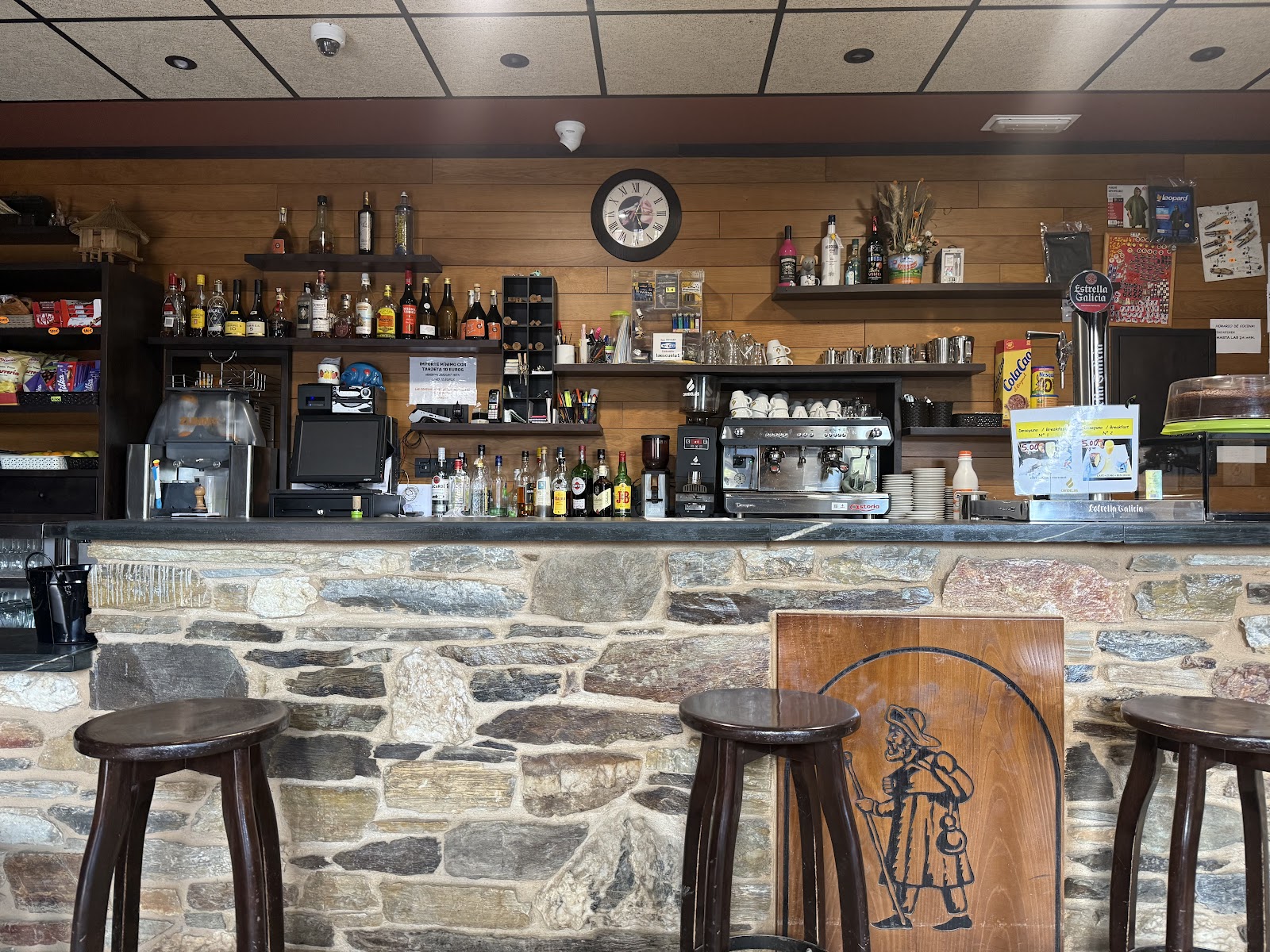 Bar Albergue La Escuela photo 6, hostel accommodation in Laguna de Castilla on the Camino Frances