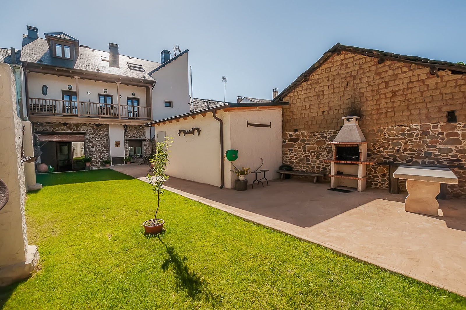 El Almendro De María, accommodation listing in Columbrianos on the Camino Frances