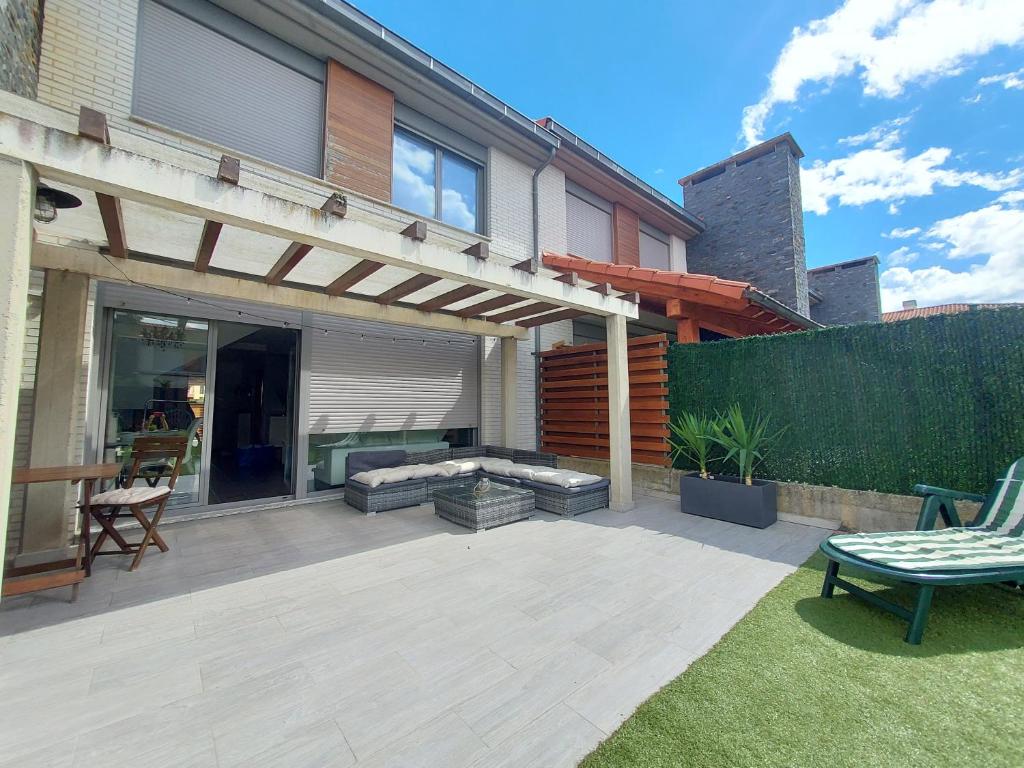 Adosado en Cirueña con Chimenea y barbacoa, accommodation listing in Cirueña on the Camino Frances