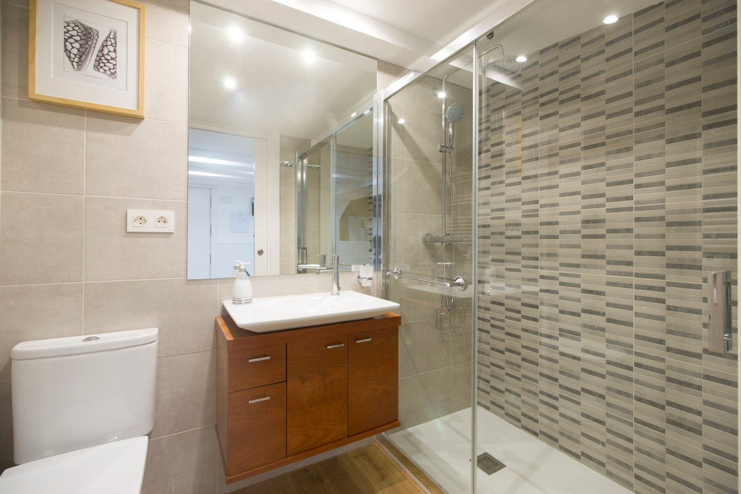 San Sebastian Apartments: OLD TOWN NEAR BEACH - www·SanSebastianApartments·es - vacation hotel holiday home rental photo 10, hotel accommodation in San Sebastian on the Camino del Norte