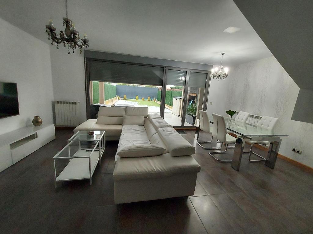 Adosado en Cirueña con Chimenea y barbacoa photo 3, accommodation listing in Cirueña on the Camino Frances