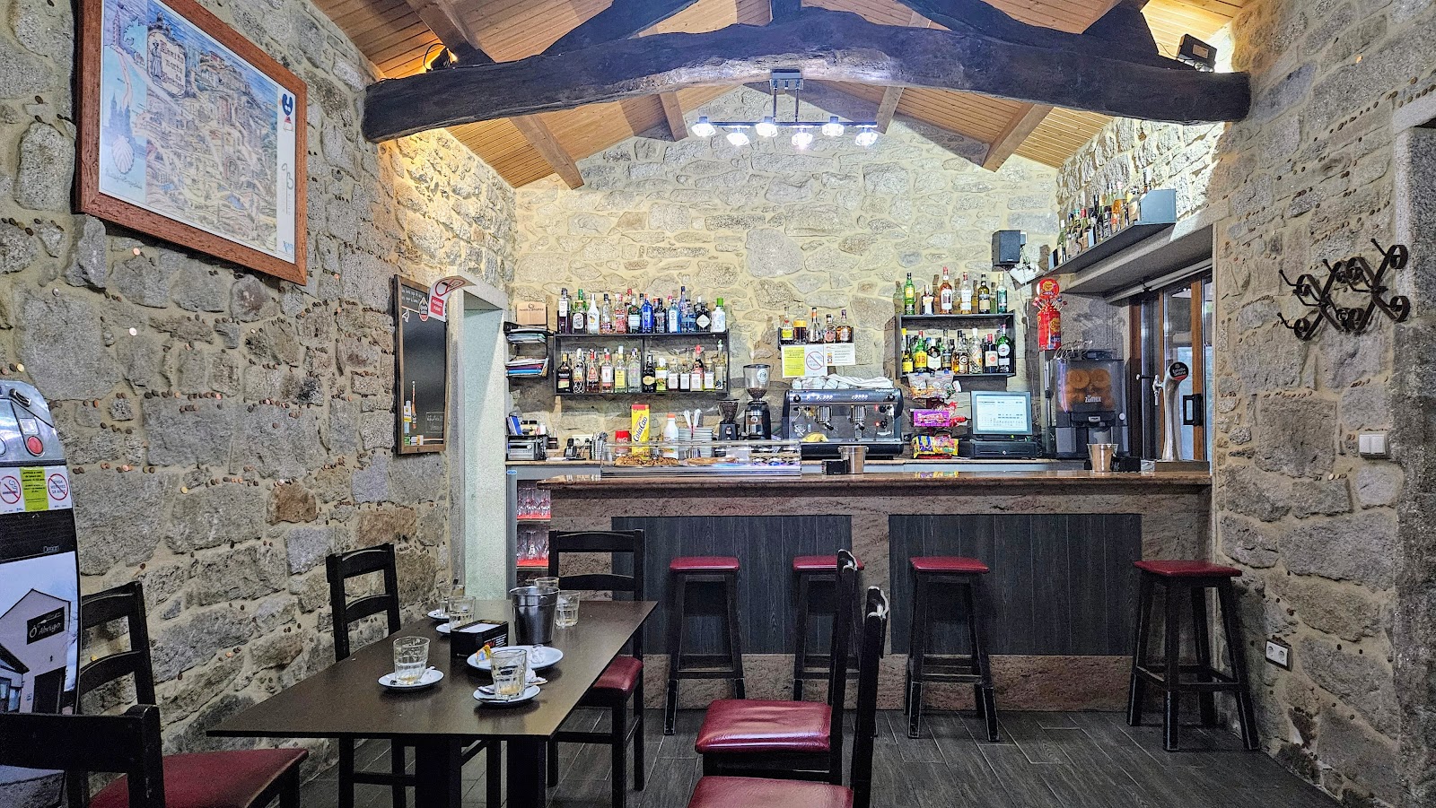 Taberna O Abrigo photo 4, albergue accommodation in O Abrigo on the Camino del Norte
