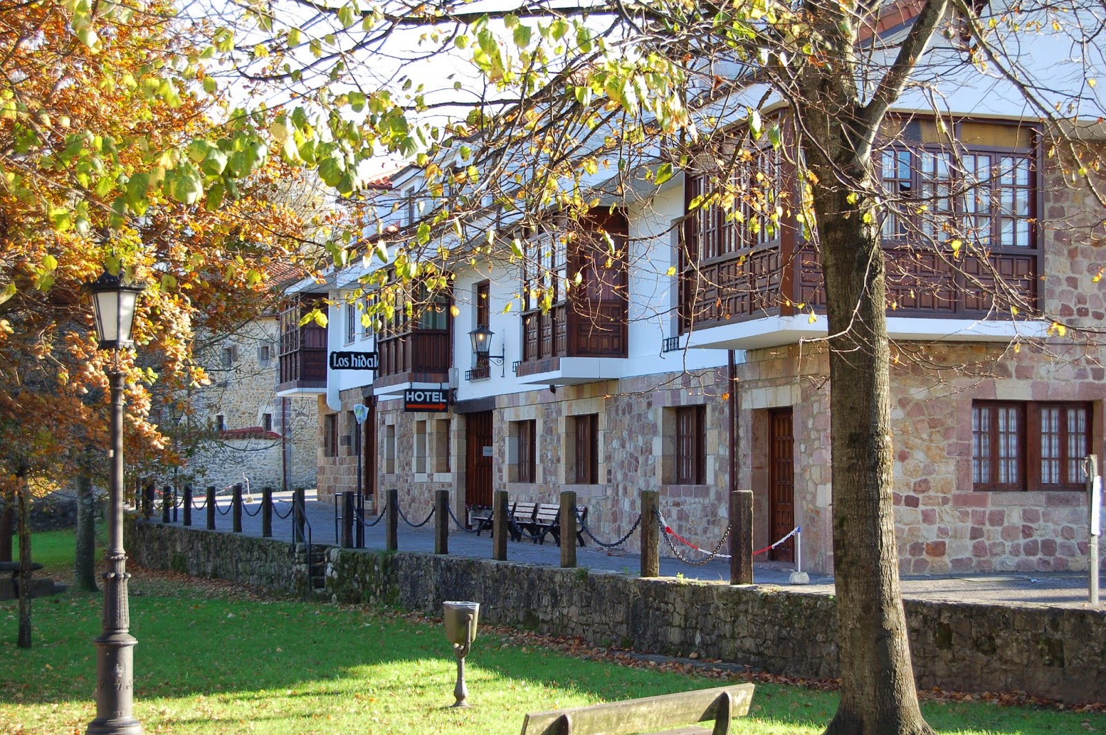 Hotel Los Hidalgos, hotel accommodation in Santillana del Mar on the Camino del Norte