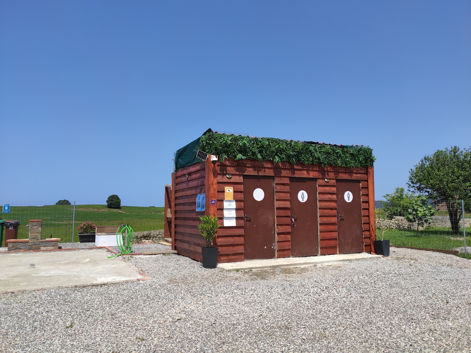 Área de Autocaravanas el Jardín de Cóbreces, camping accommodation in Cóbreces on the Camino del Norte