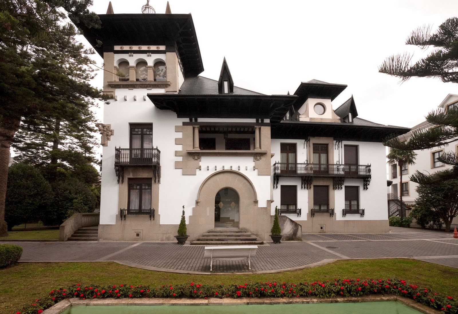 Palacio Arias & Hotel y Apartamentos Arias, hotel accommodation in Navia on the Camino del Norte