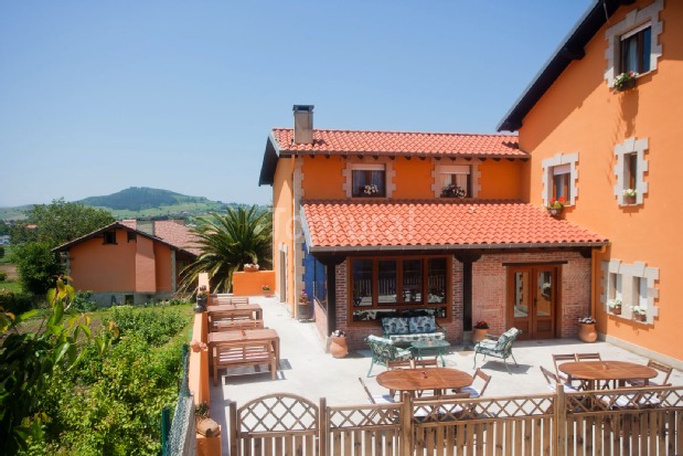 Posada Las Tres Mentiras, albergue accommodation in Capilla del Barrio Pereo on the Camino del Norte