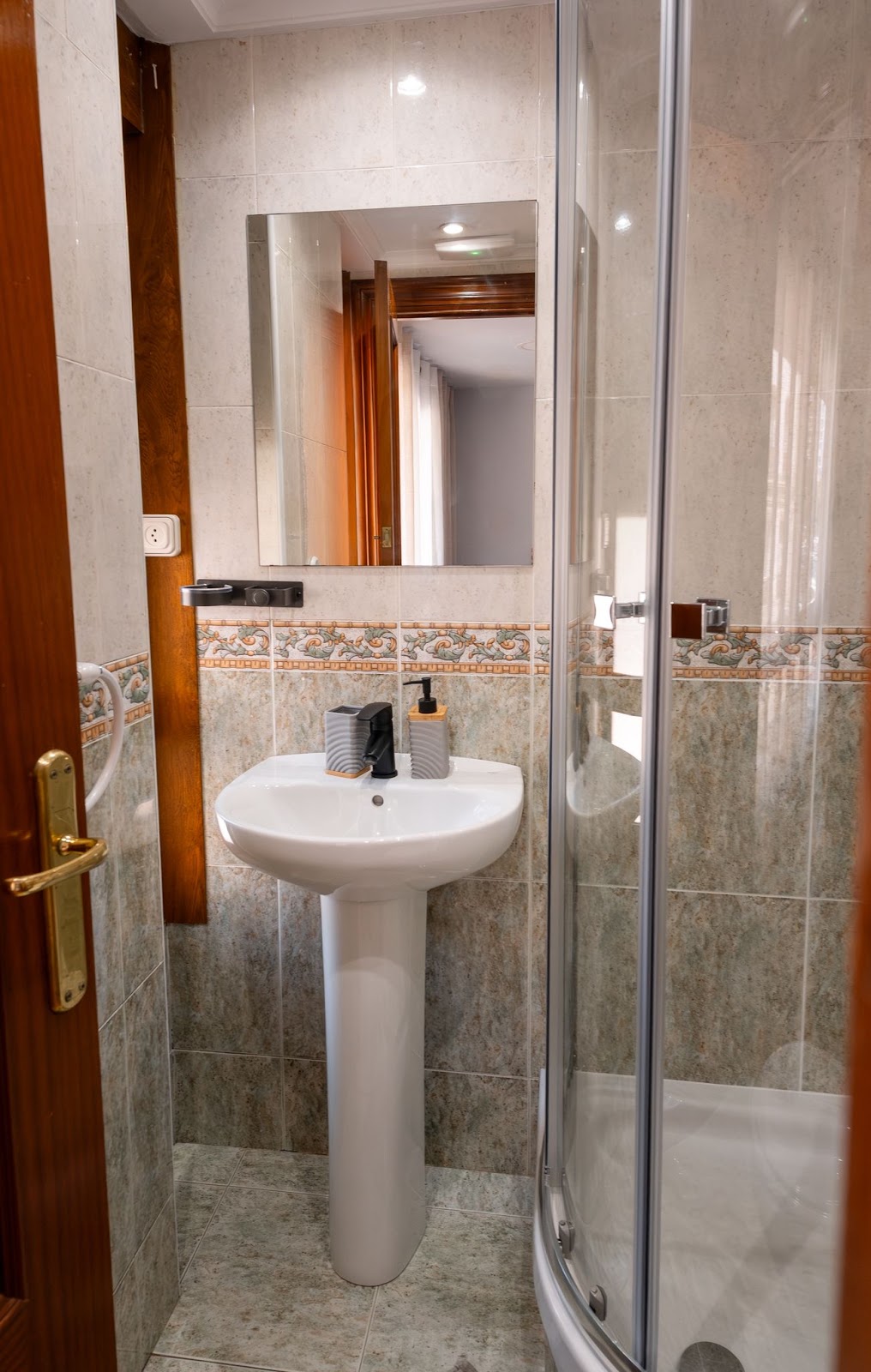 EMAROOMS photo 3, hotel accommodation in Laredo on the Camino del Norte