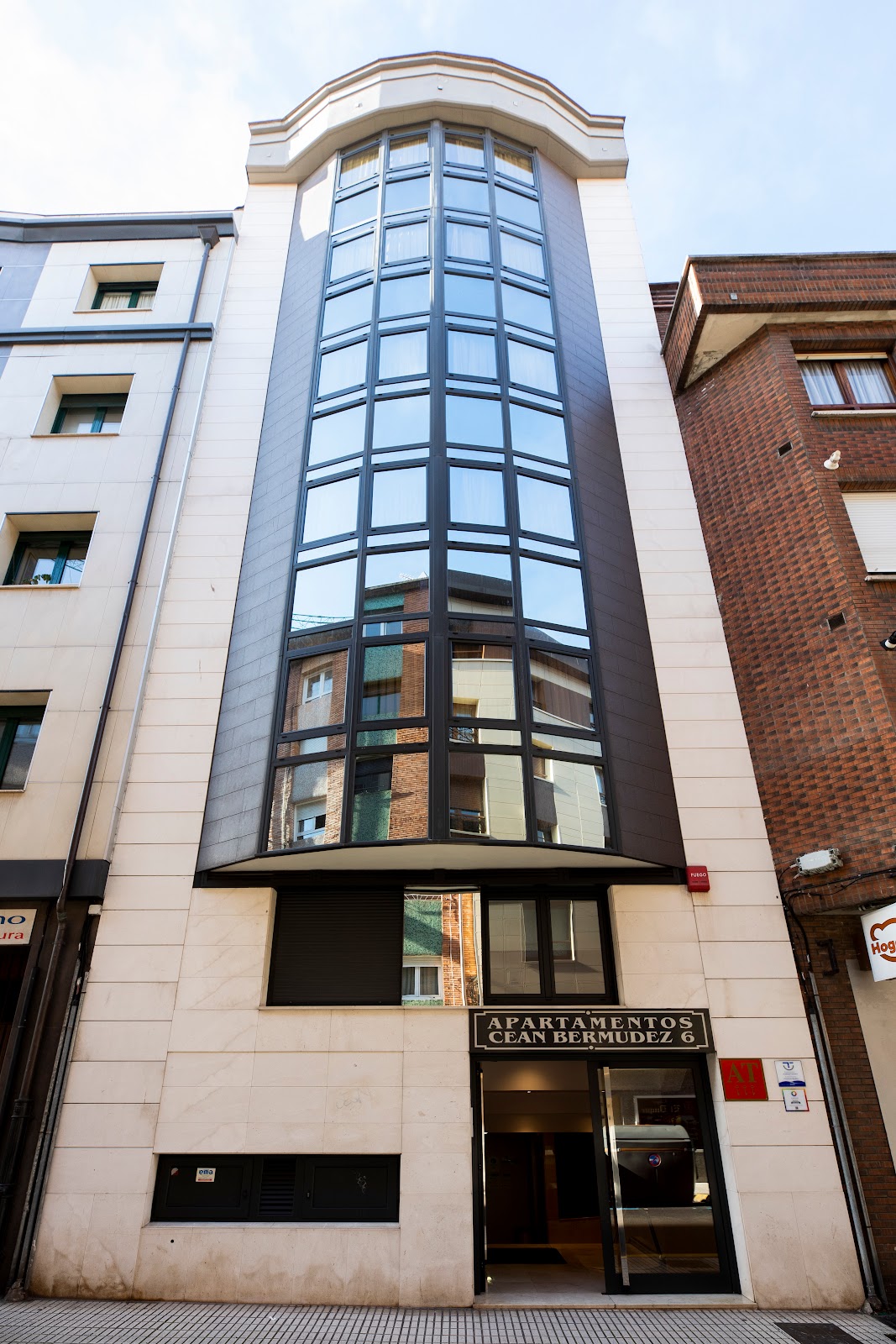 Apartamentos Ceán Bermúdez, apartment accommodation in Gijón on the Camino del Norte