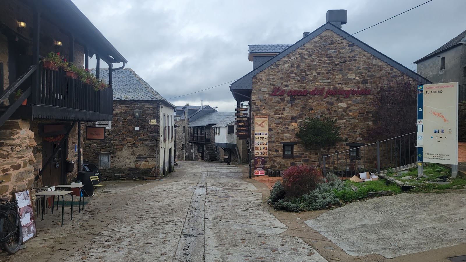 La Casa del Peregrino, hostel accommodation in El Acebo on the Camino Frances
