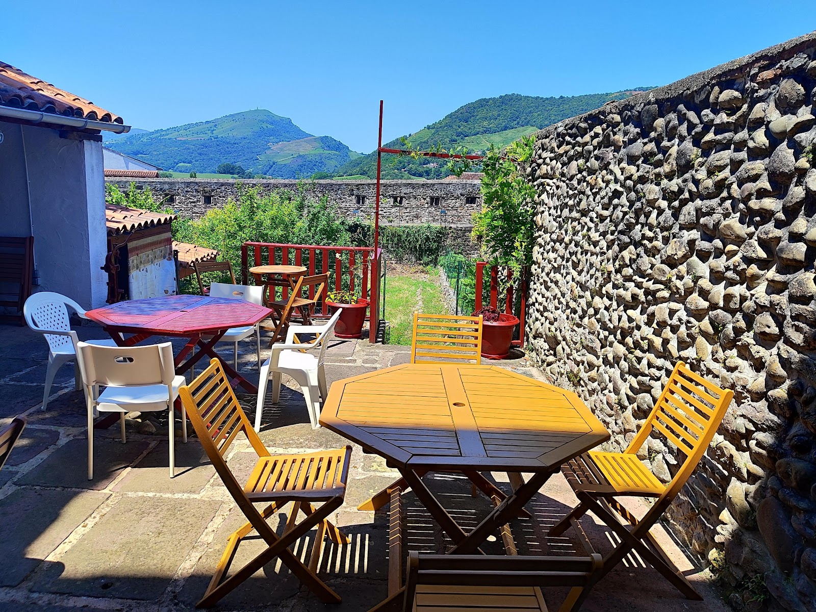 L’Auberge du Pèlerin – Gîte de charme en pierre avec vue sur les montagnes photo 4, hostel accommodation in St Jean Pied de Port on the Camino Frances