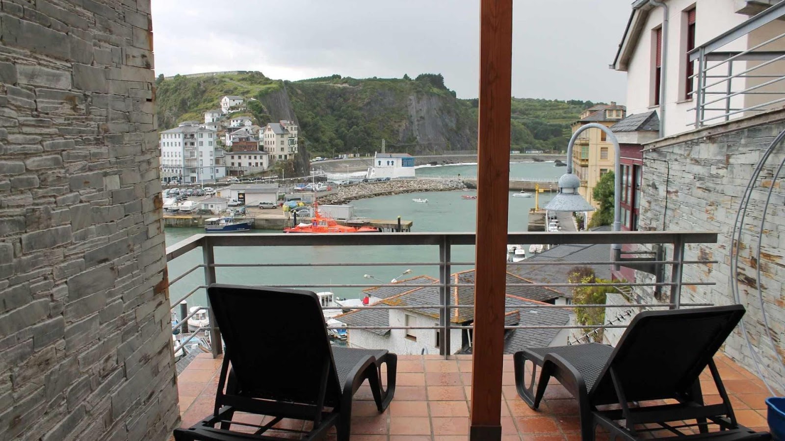 Apartamentos turísticos Vistademar, apartment accommodation in Luarca on the Camino del Norte