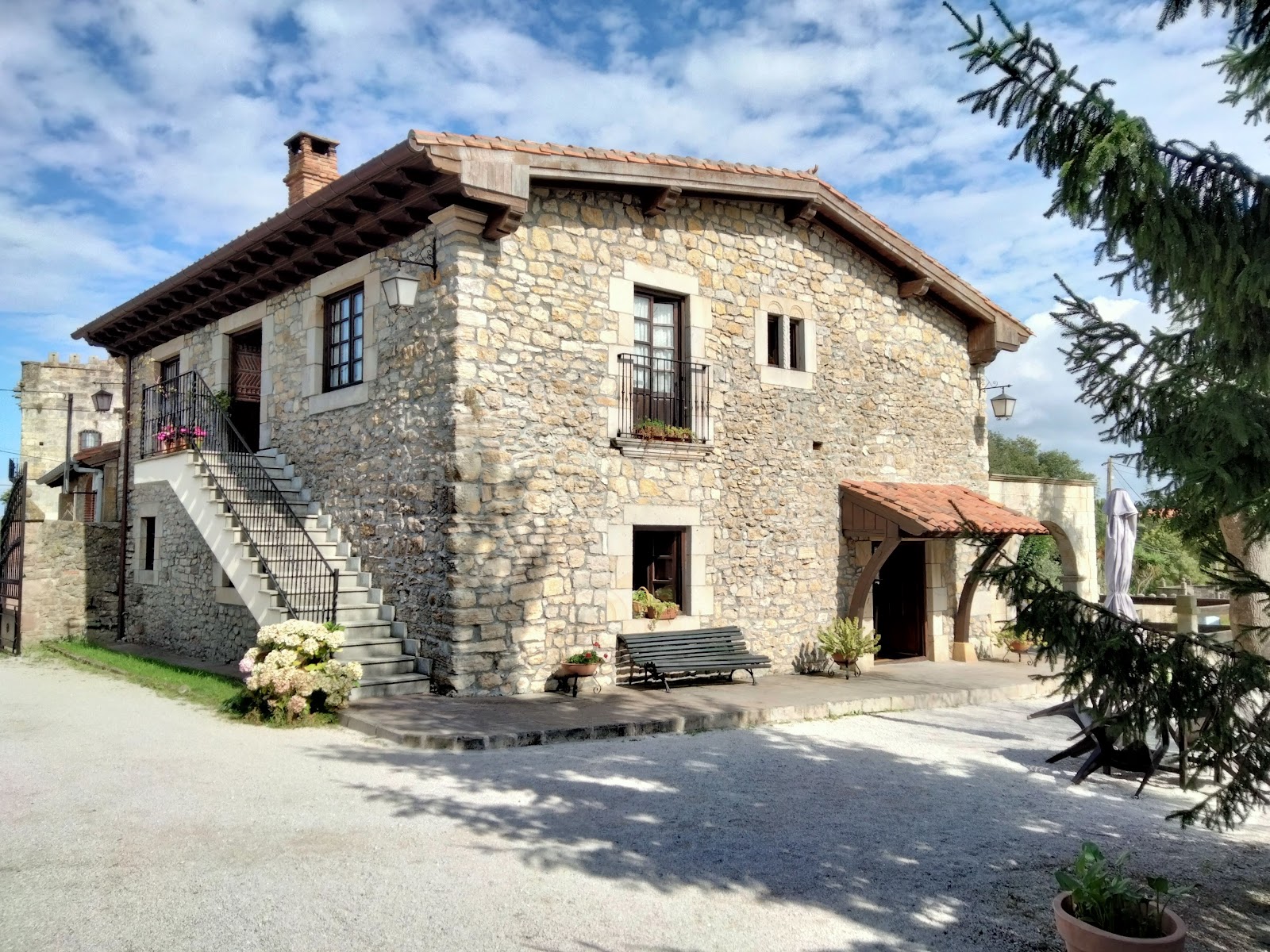 De Peredo Y Villa, villa accommodation in Capilla del Barrio Pereo on the Camino del Norte