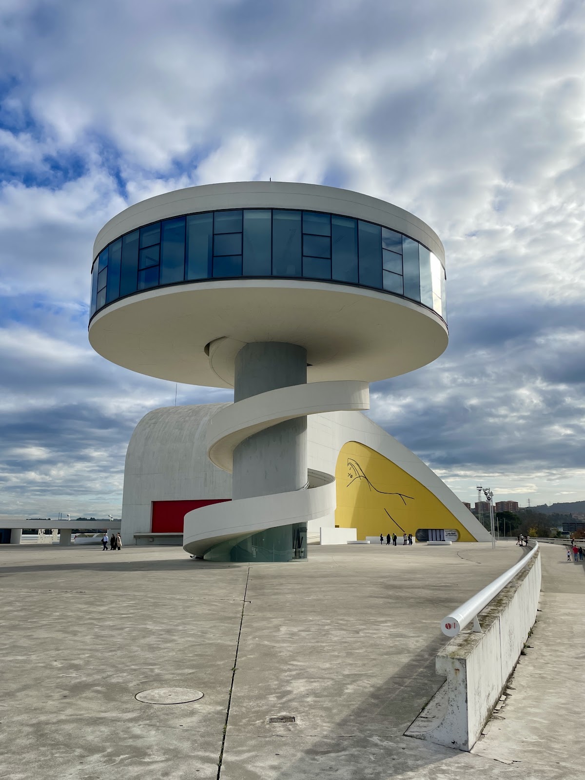 Niemeyer Flats, apartment accommodation in Avilés on the Camino del Norte