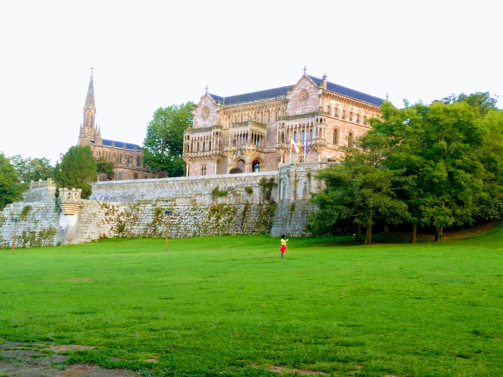 Apartamentos Club Condal, hotel accommodation in Comillas on the Camino del Norte