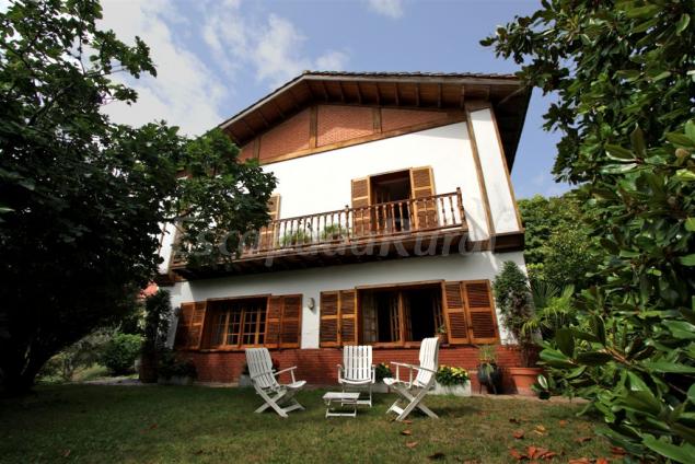The Berdial COTTAGE IN ASTURIAS, guesthouse accommodation in Muros de Nalón, on the Camino del Norte
