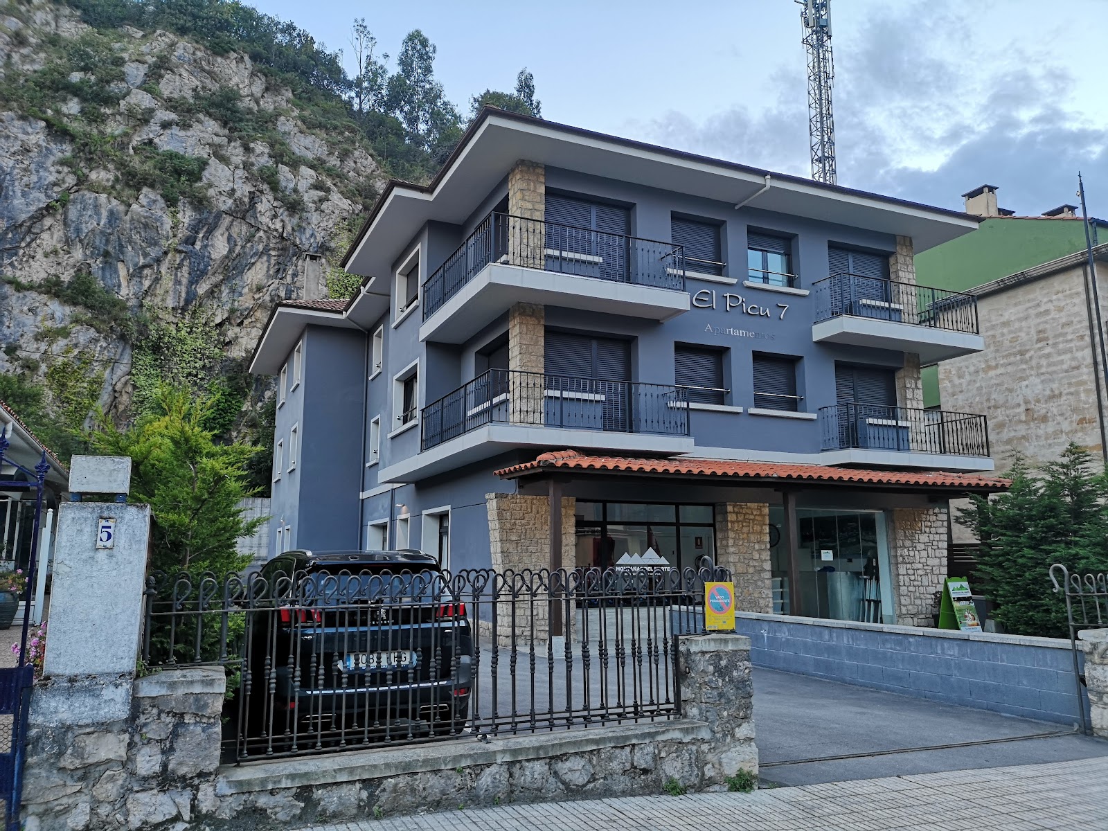 Apartamentos El Picu 7, apartment accommodation in Ribadesella on the Camino del Norte