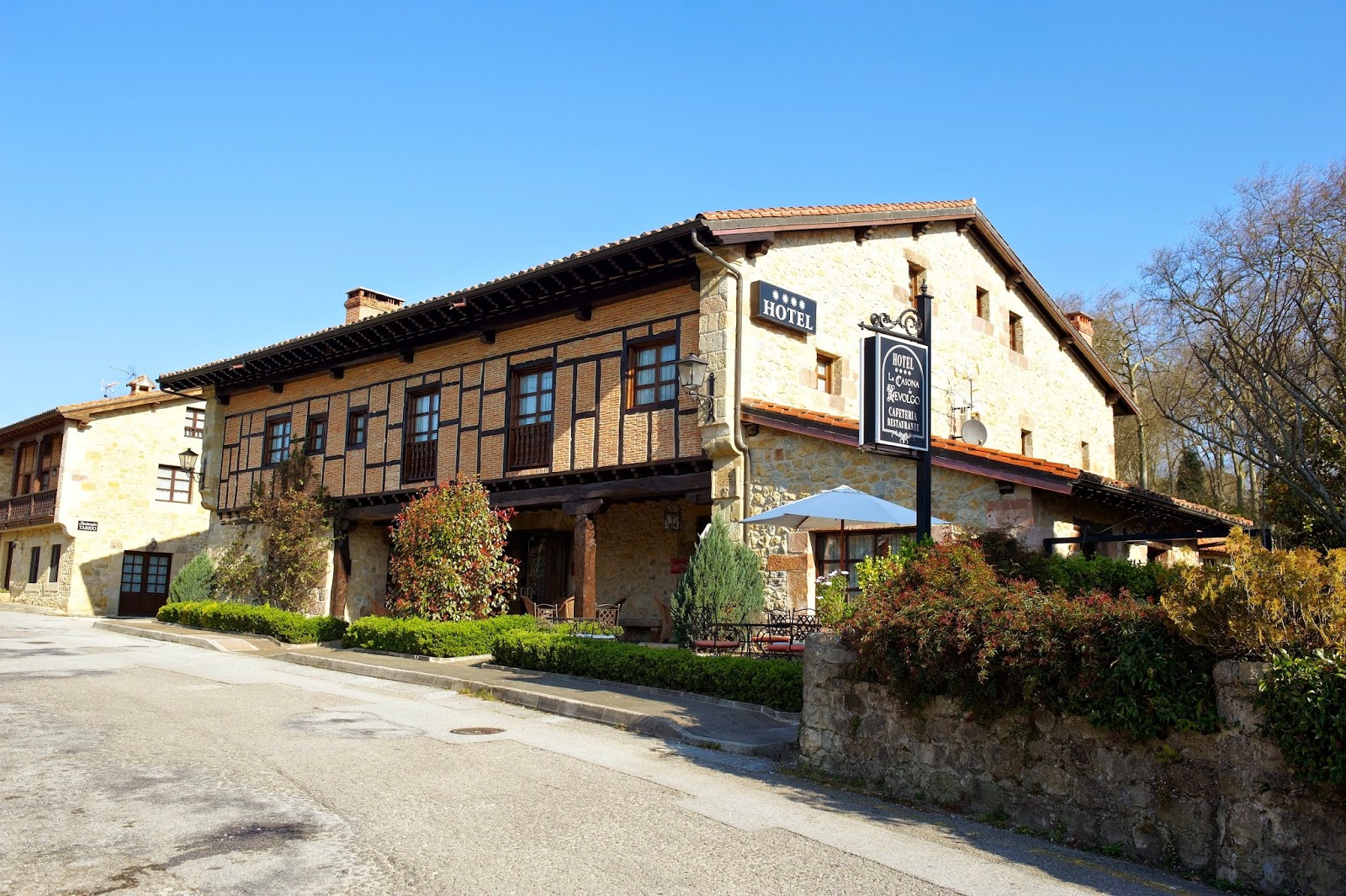 Hotel La Casona de Revolgo, hotel accommodation in Santillana del Mar on the Camino del Norte