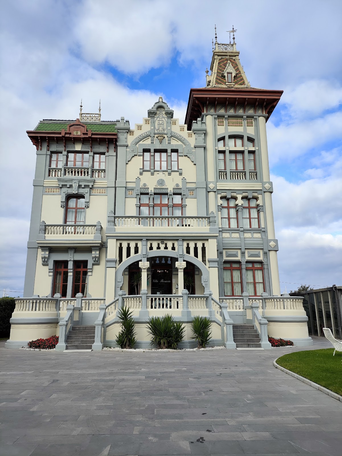 Hotel Villa Rosario II (edificio moderno), hotel accommodation in Ribadesella on the Camino del Norte