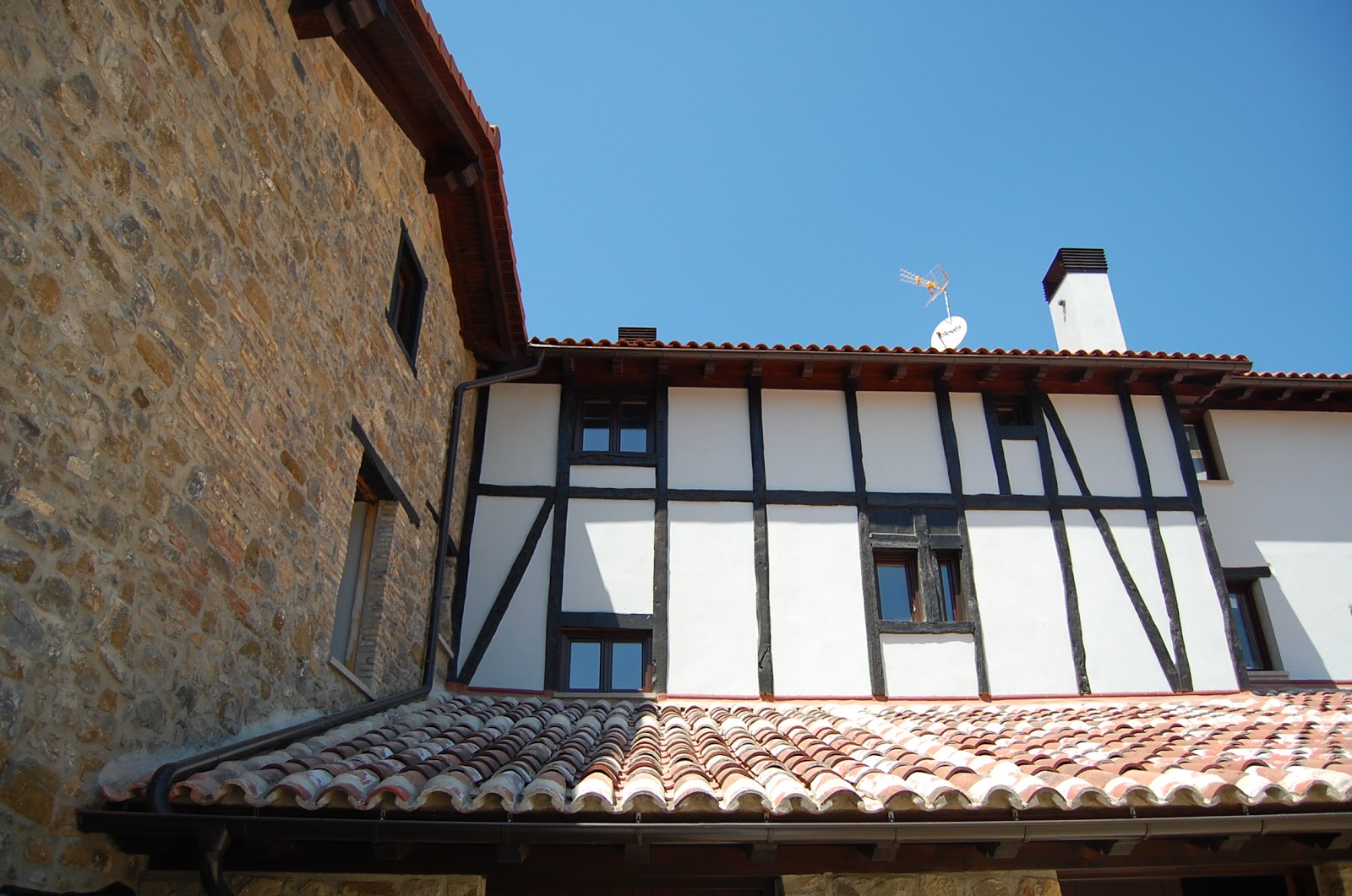 ALBERGUE EL PALO DE AVELLANO, albergue accommodation in Zubiri on the Camino Frances