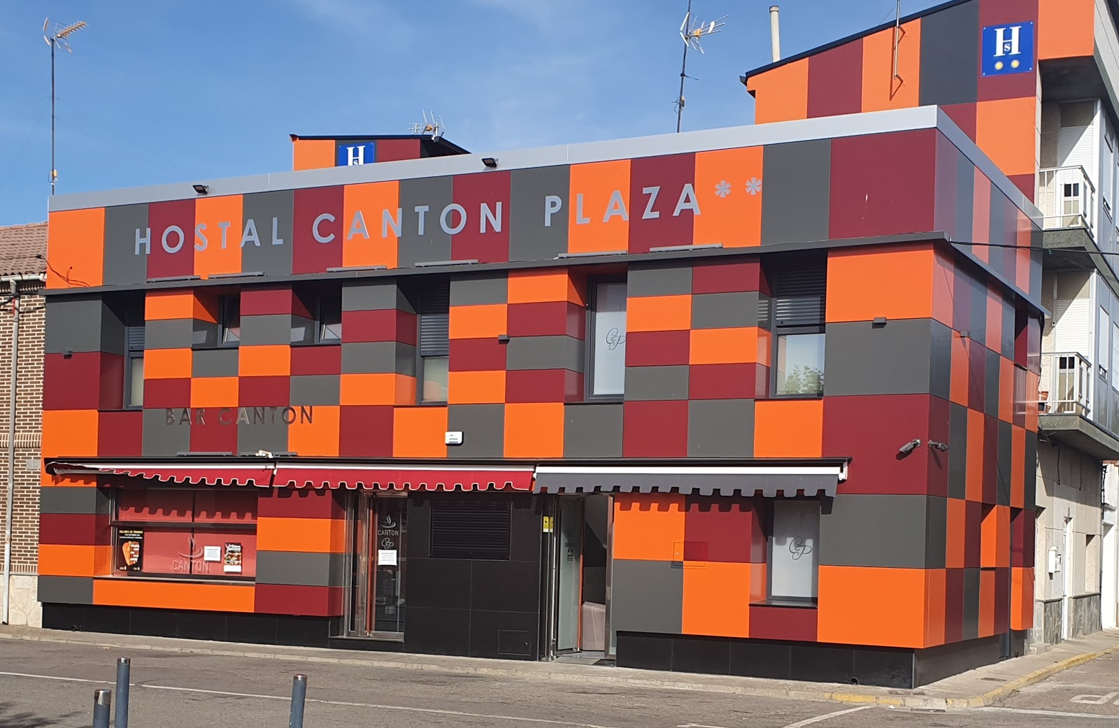 Hostal Cantón Plaza, hotel accommodation in Hospital de Orbigo on the Camino Frances