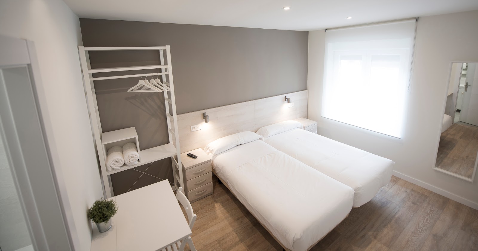 Happy Hostal Carrales | Alojamiento en el Centro de Burgos, pension accommodation in Burgos on the Camino Frances