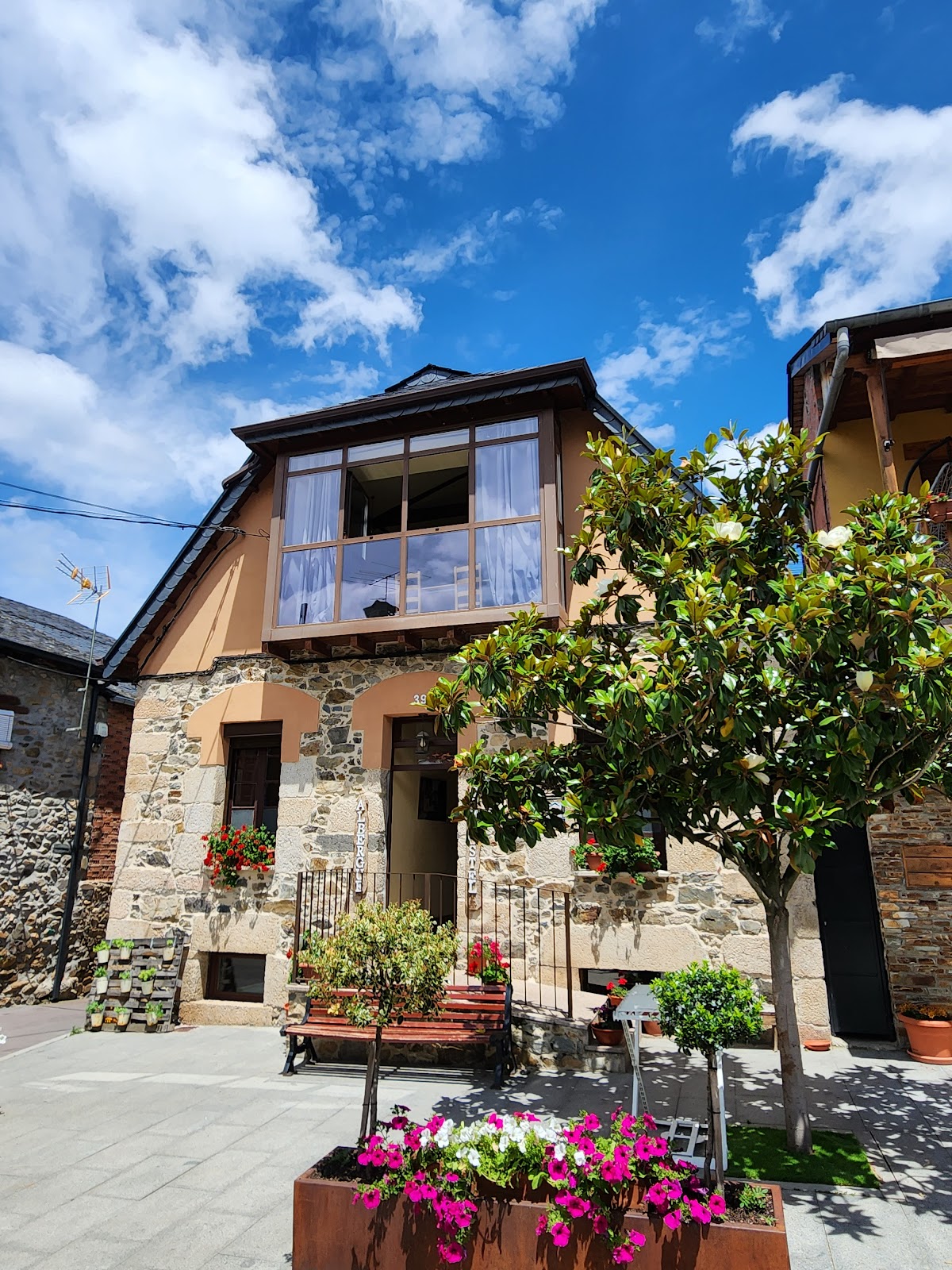 Albergue Compostela, albergue accommodation in Molinaseca on the Camino Frances