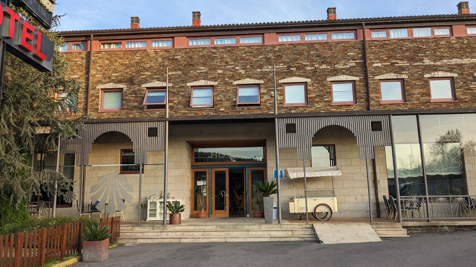Hotel RUTA XACOBEA, hotel accommodation in Lavacolla on the Camino Frances